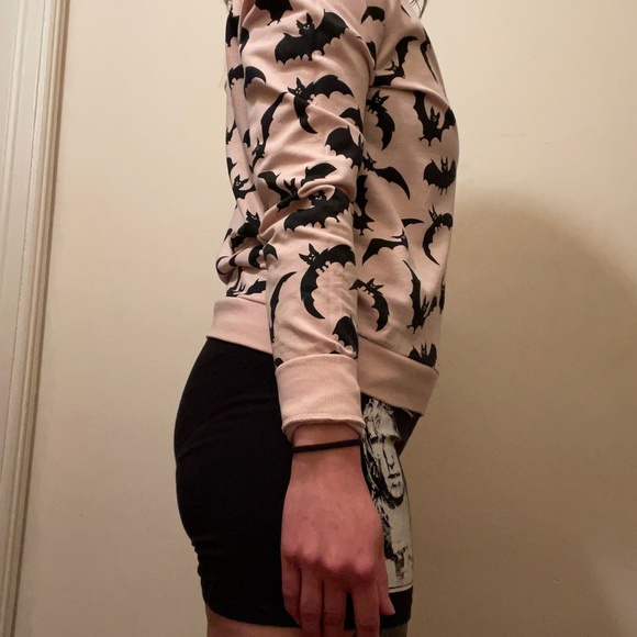 Light Pastel Pink Bat Sweater H&M Divided - Picture 3 of 5